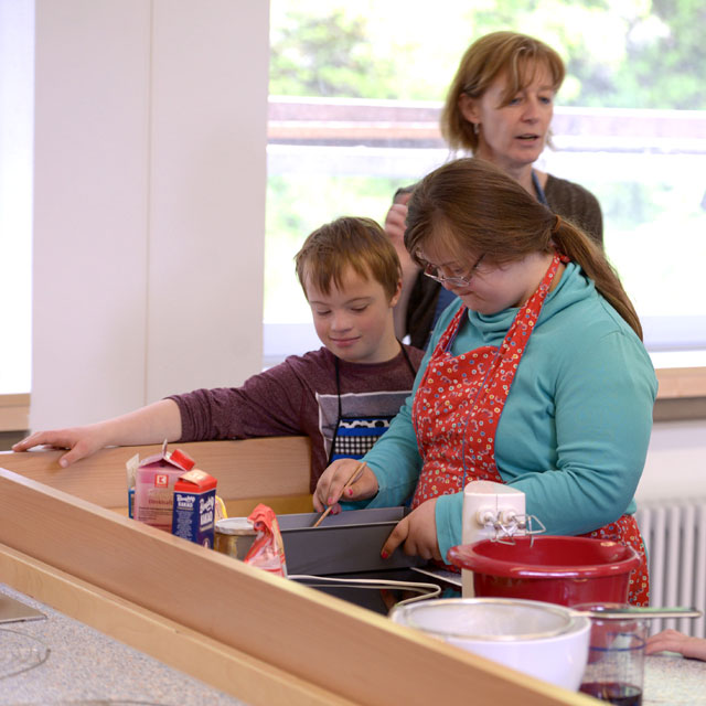 Zwei Kinder bereiten das Essen vor in der Küche von St. Gunther Cham