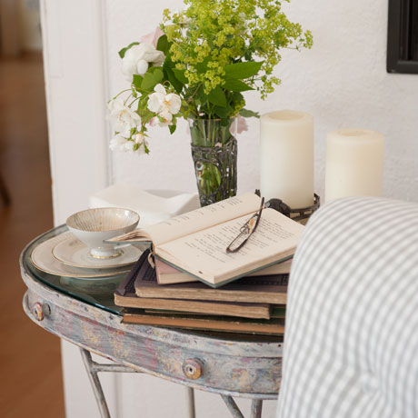 Tischchen mit Tasse und Blumen sowie Büchern im Cafe Windorfer